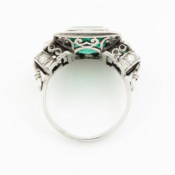 Ring 14K white gold with emeralds and round brilliant-cut diamonds.