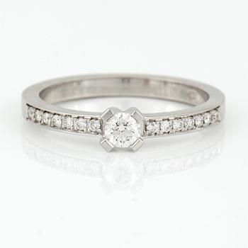 RING, 14K vitguld med briljantslipade diamanter, tot ca 0,32 ct. Vikt 3,20 g.