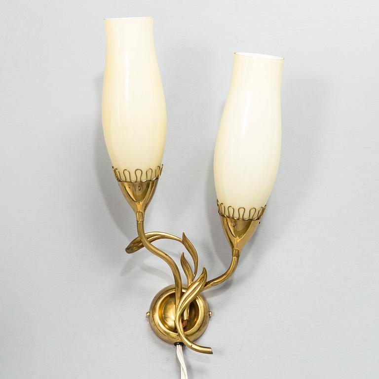 MAURI ALMARI, a mid-20th century '71020' wall light for Idman.