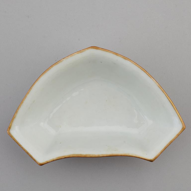 A group of four Chinese objects, Qing dynasty and China, 19th and 20th century.