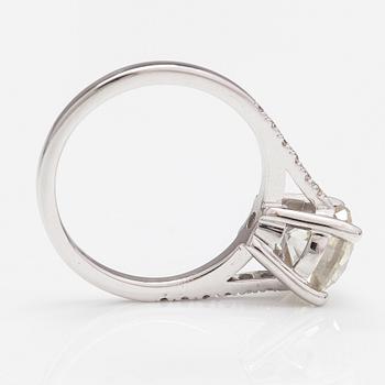 A 14K white gold ring with diamonds ca. 2.23 ct in total. AIG-certificate.