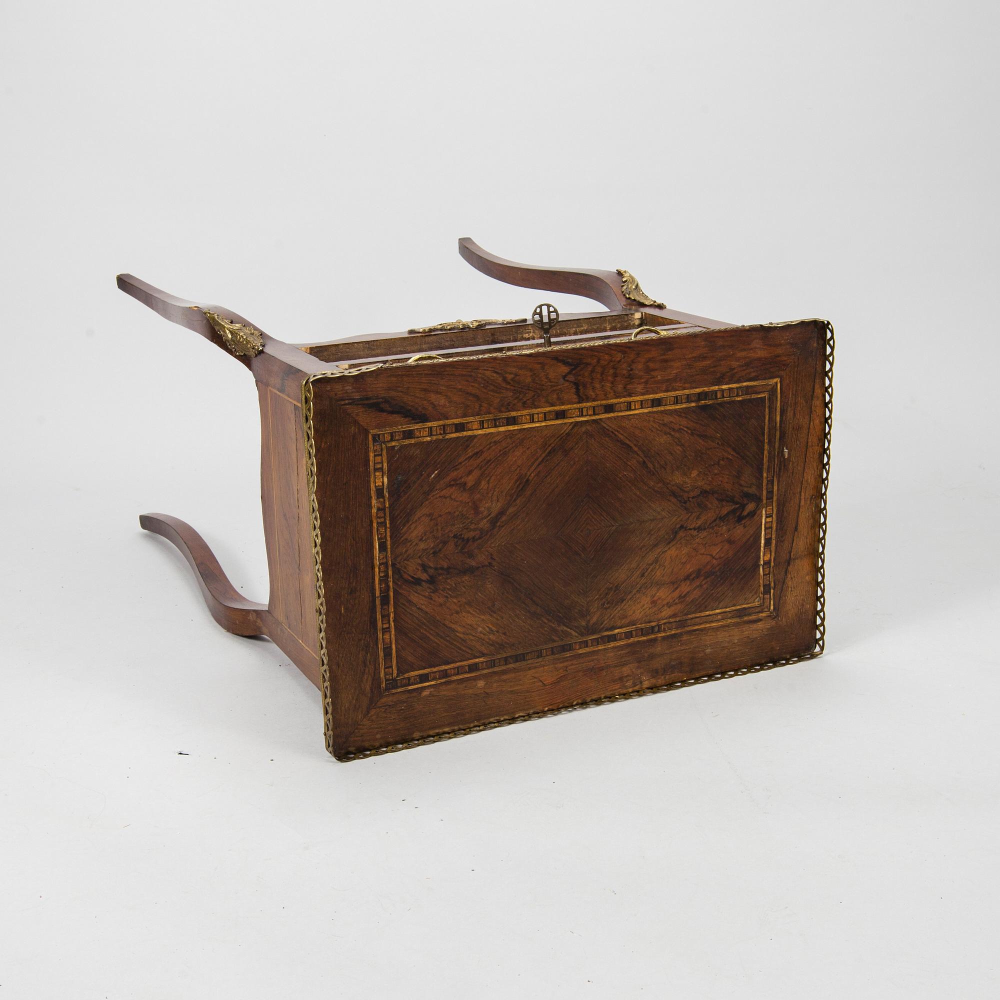 BORD / BYRÅ, rokokostil, Frankrike tidigt 1900-tal.