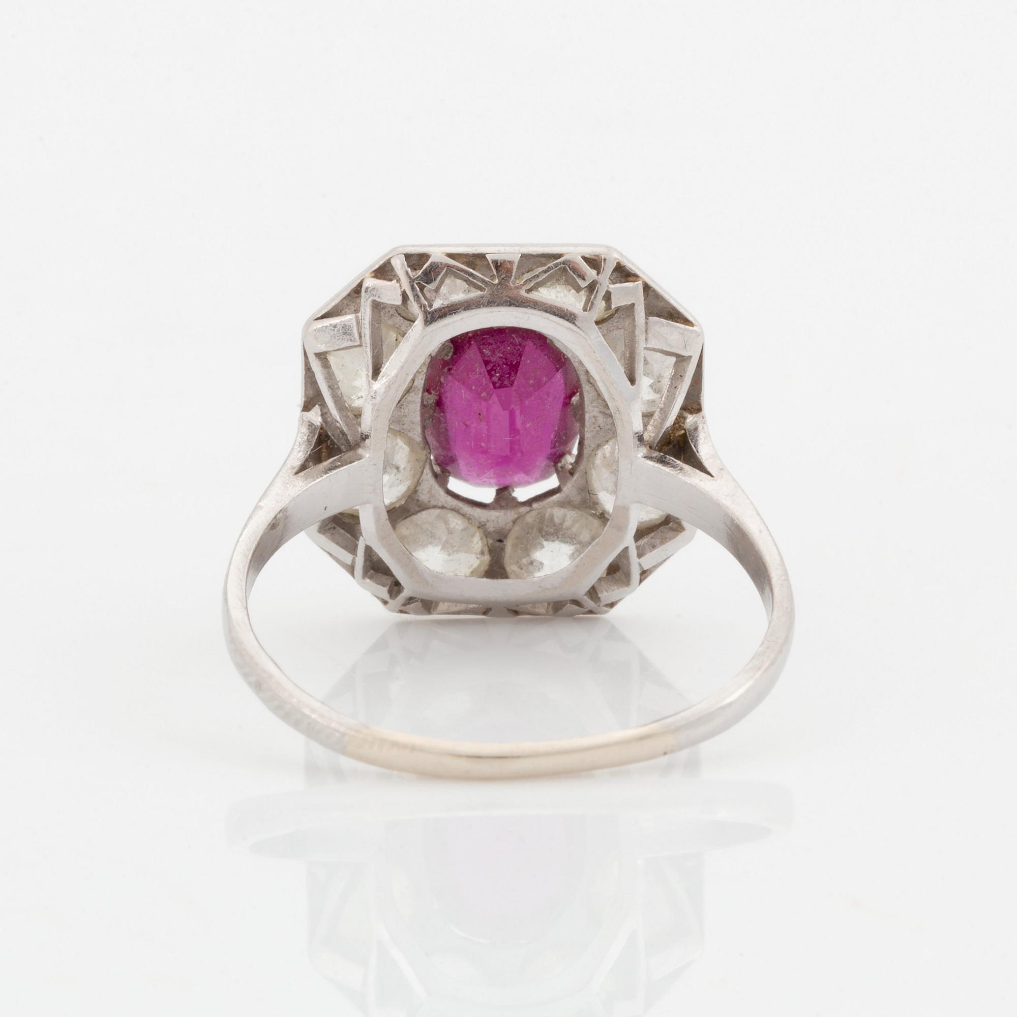 Ring 18K vitguld med en fasettslipad rubin samt gammalslipade diamanter.