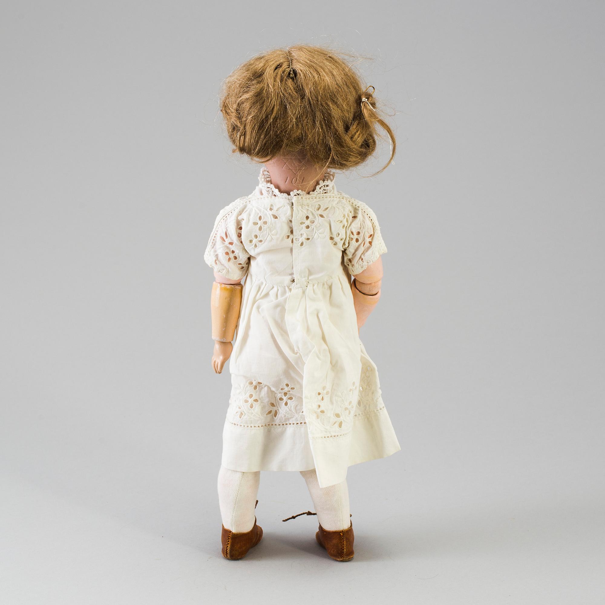 A bisque head doll 101 "Marie" by Kämmer & Reinhardt, ca 1909.