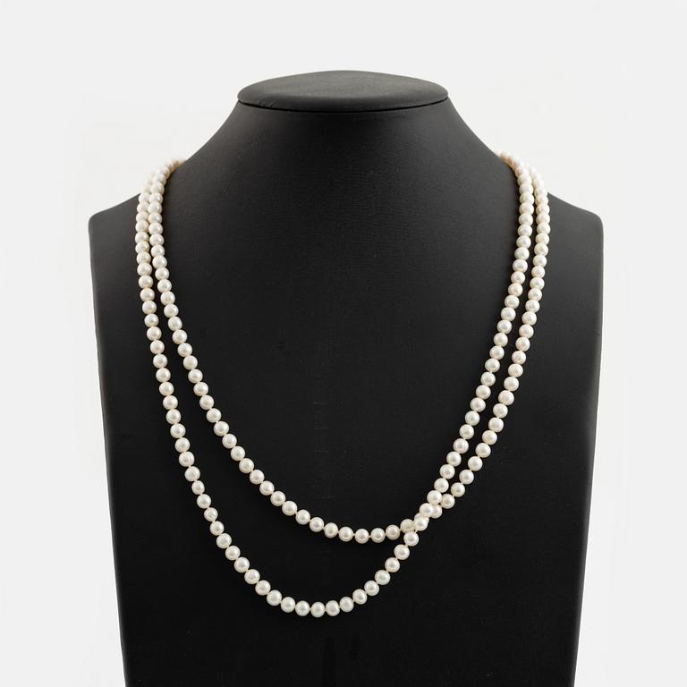 Necklace, longer model, with cultured pearls.