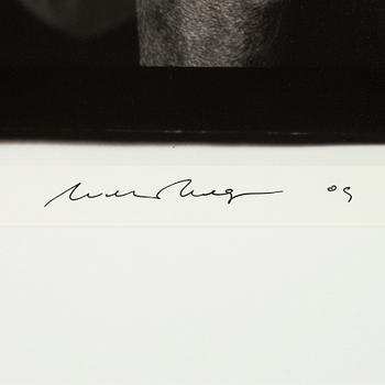 William Wegman, archival pigment print, 2009, signerat. Numrerat 114/1500 a tergo.