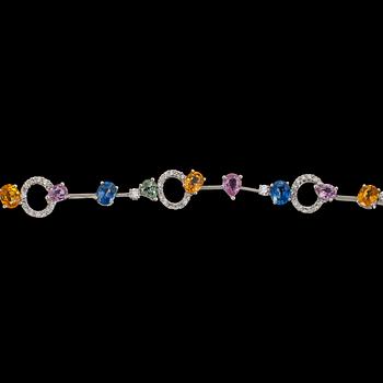 746. A multi coloured sapphire, tot. 7.20 cts, and brilliant cut diamond bracelet, tot. 0.92 cts.