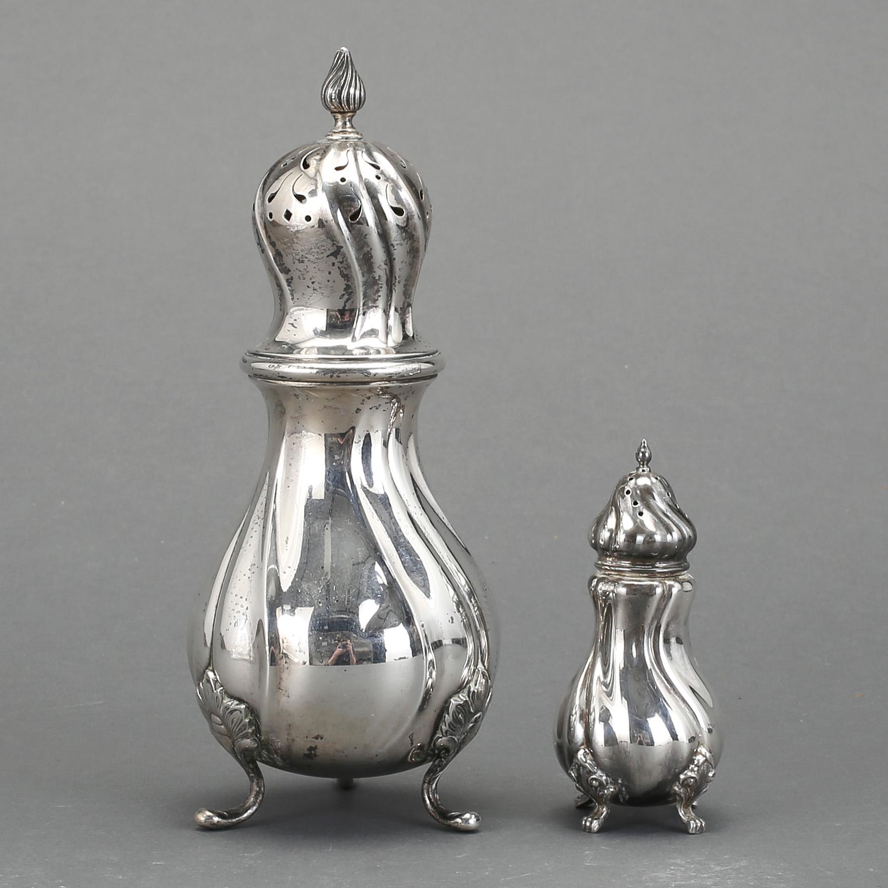 STRÖARE, 2 st, silver, svenska importstämplar, 1900-tal. Vikt ca 277 g.