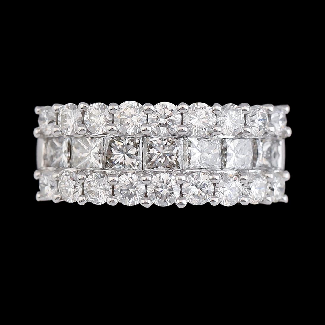 RING, 18K vitguld, diamanter tot ca 2.37 ct. Vikt ca 6 g.