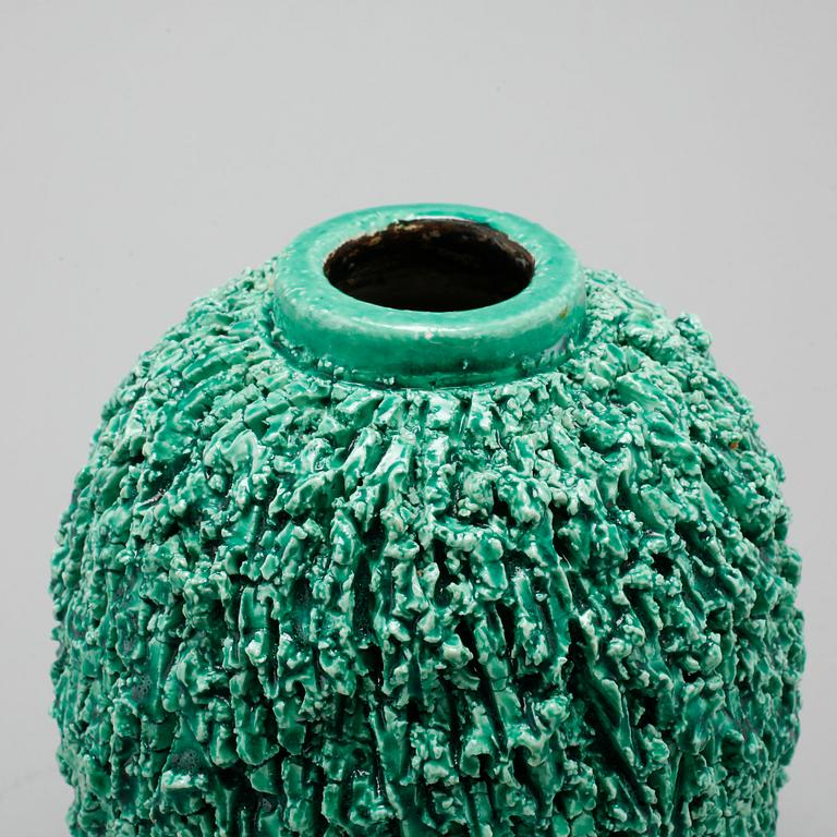 GUNNAR NYLUND, vaser, 2 st, chamotterat stengods, Rörstrand, modellen formgiven 1936.