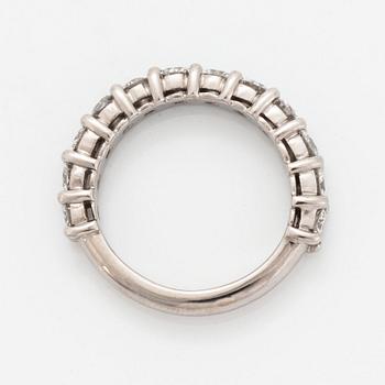 Ring 18K gold set with round brilliant-cut diamonds.