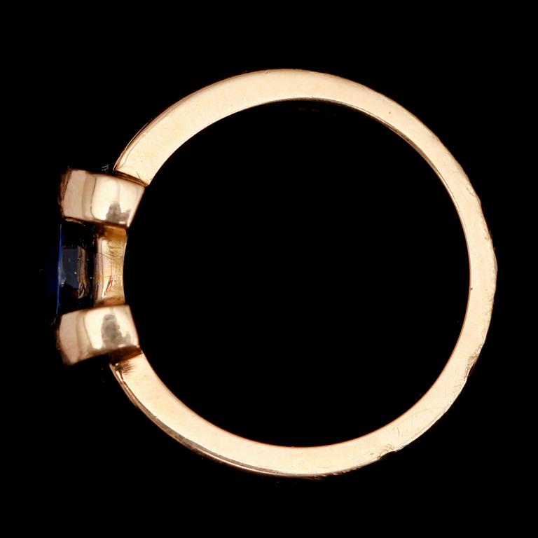 RING, 18 k guld, IBA Stockholm 1999, med safir. Total vikt ca 10 g.