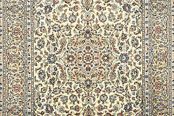 A Kashan carpet, a. 297 x 200 cm.