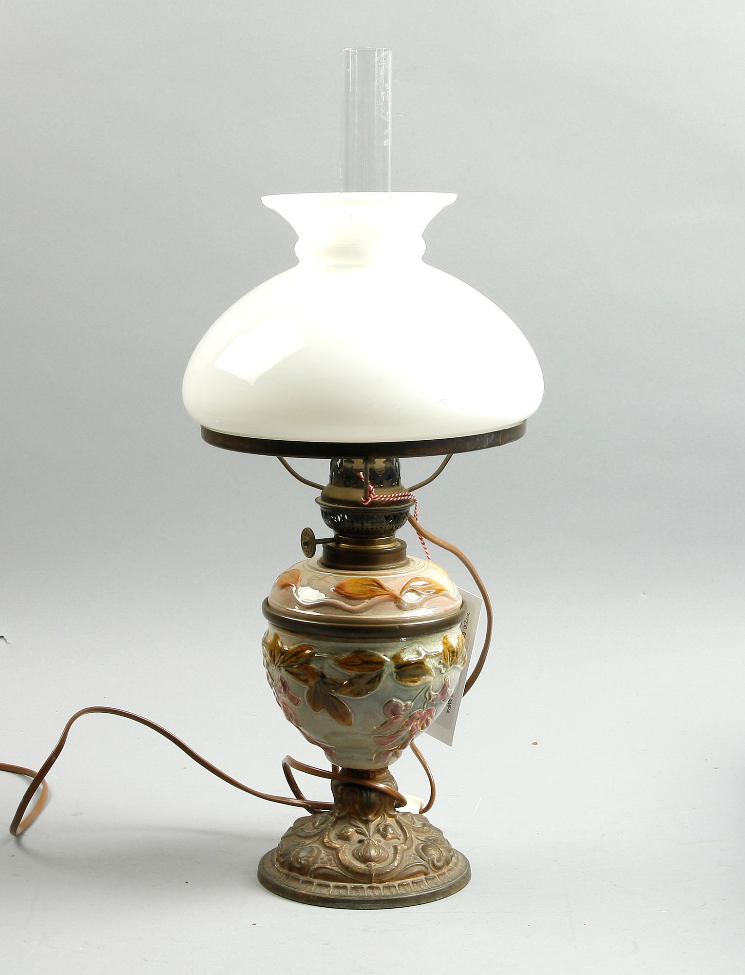 BORDSLAMPA/FOTOGENLAMPA. Majolika, 1800/1900-tal.