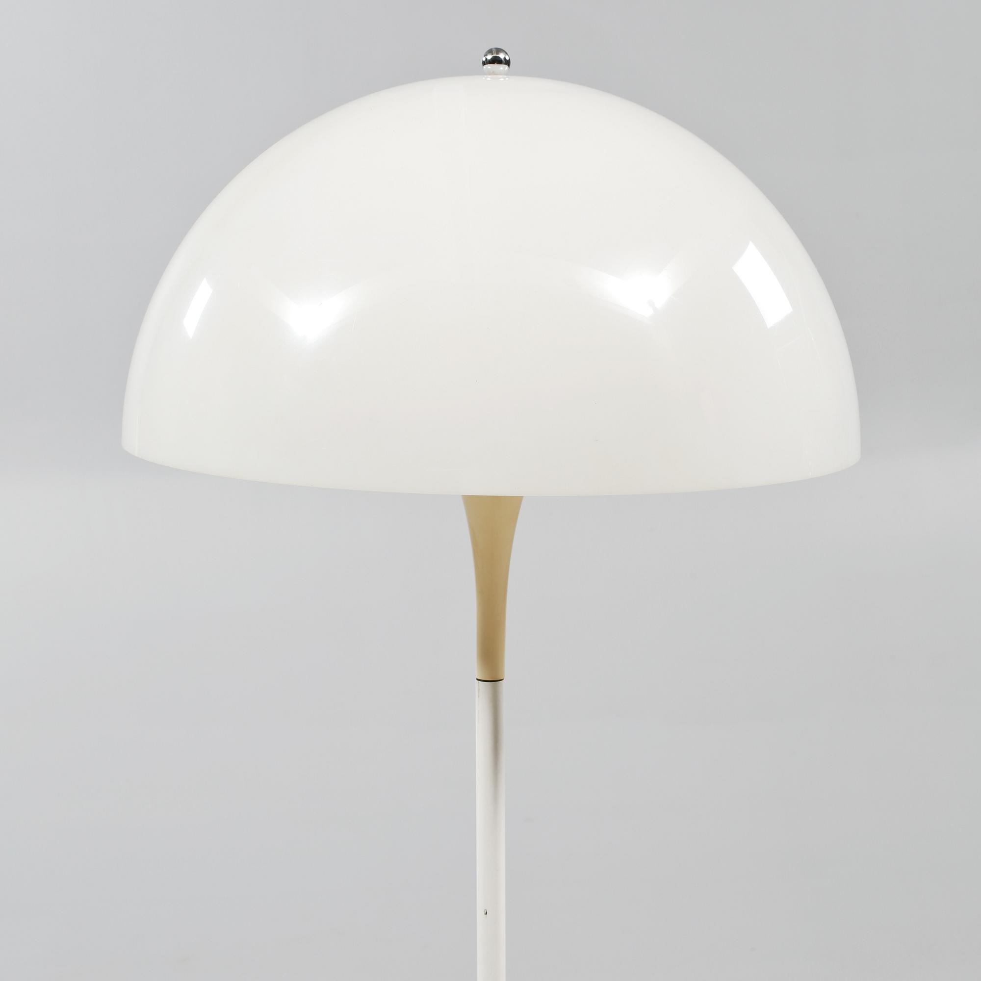 GOLVLAMPA, "Panthella", Verner Panton, Louis Poulsen, Danmark, formgiven 1971.