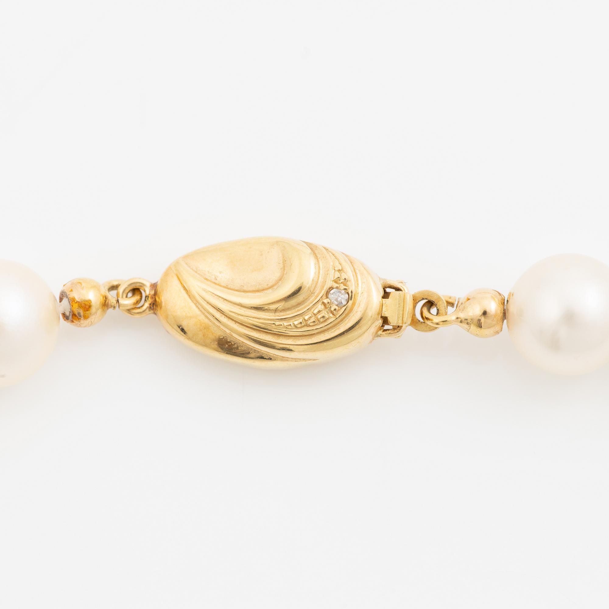 Pearl necklace, cultured pearls with a clasp in 18K gold and small diamonds.