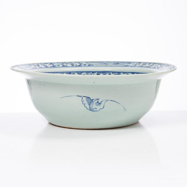 A large blue and white basin, Qing dynasty, 19th century.