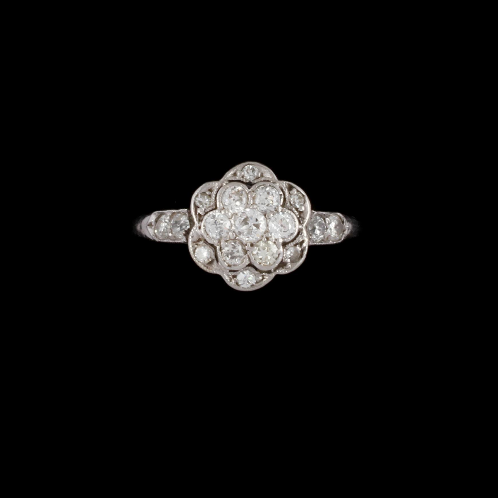 RING, platina med 17 äldre briljantslipade diamanter, Stockholm, 1900-talets första hälft. Vikt 3 g.