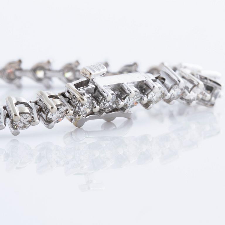 BRACELET, A ca 3.85 cts brilliant cut diamond bracelet.