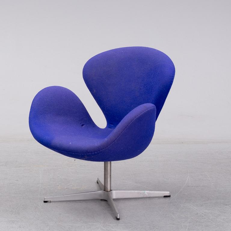 ARNE JACOBSEN, "Svanen", fåtölj, Fritz Hansen 2001.