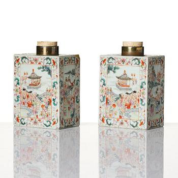 A rare pair of '100 boys' tea caddies, Qing dynasty, 18th/19th century.