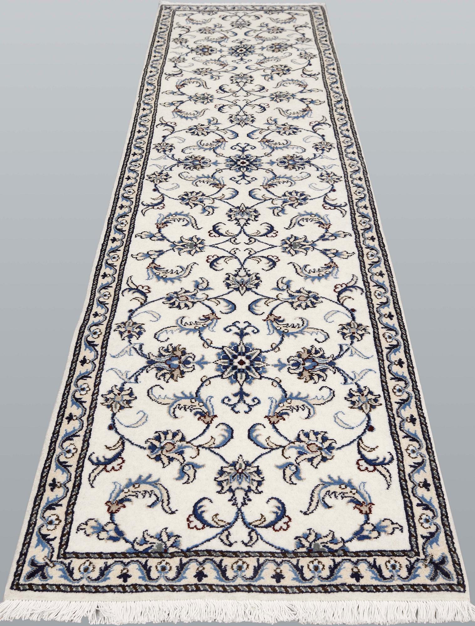 A Nain runner, approx. 290 x 78 cm.