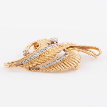 Brooch/pendant in 18K gold set with old- and eight-cut diamonds.