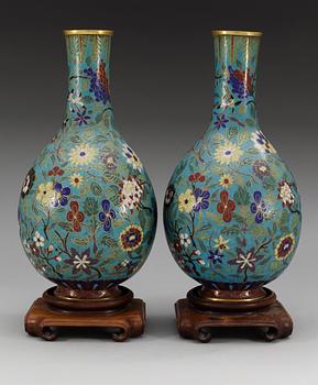 A pair of cloisonné vases, Qing dynasty (1644-1912).