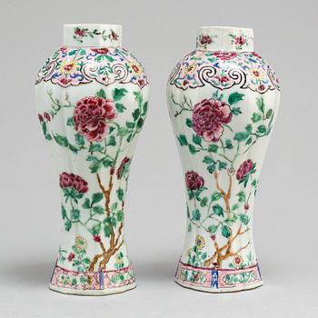 A pair of Samson vases, 19th Century.