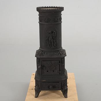 AN EARLY 20th CENTURY CAST IRON STOVE.