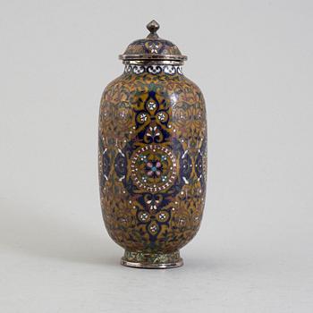 A Chinese early 20th century vase with cover, silver, 581,3 gram.