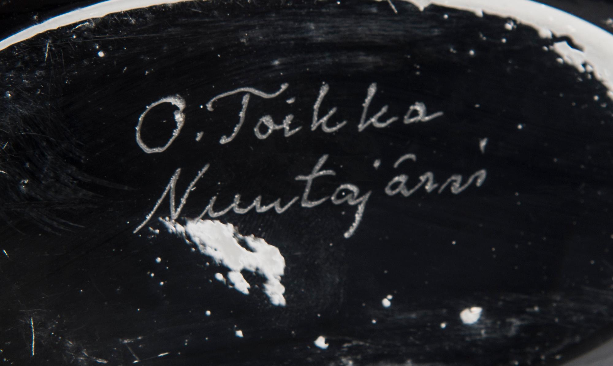 FLASKOR, 2 st, glas, "Smultronstället", signerade O. Toikka Nuutajärvi. 1980-talets mitt.