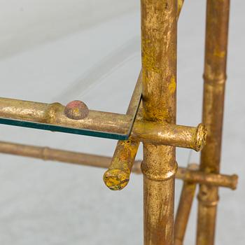 A Chinoiserie shelf, 20th Century.