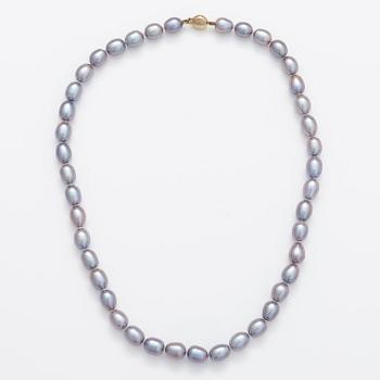 A pearl collier with cultured pearls and a 14K gold clasp.