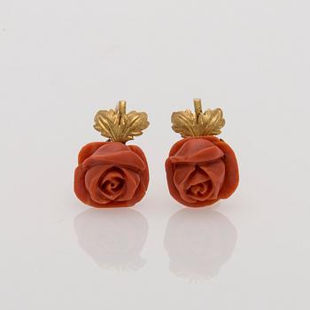 EARRINGS, 18K gold, engraved coral. Weight c. 10.6 g.