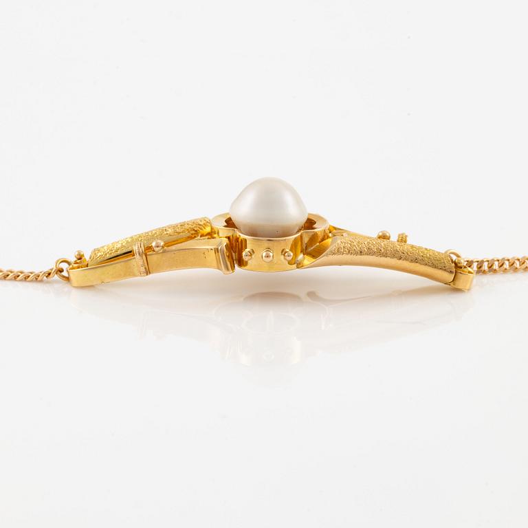 Necklace, 18K gold with a button pearl.