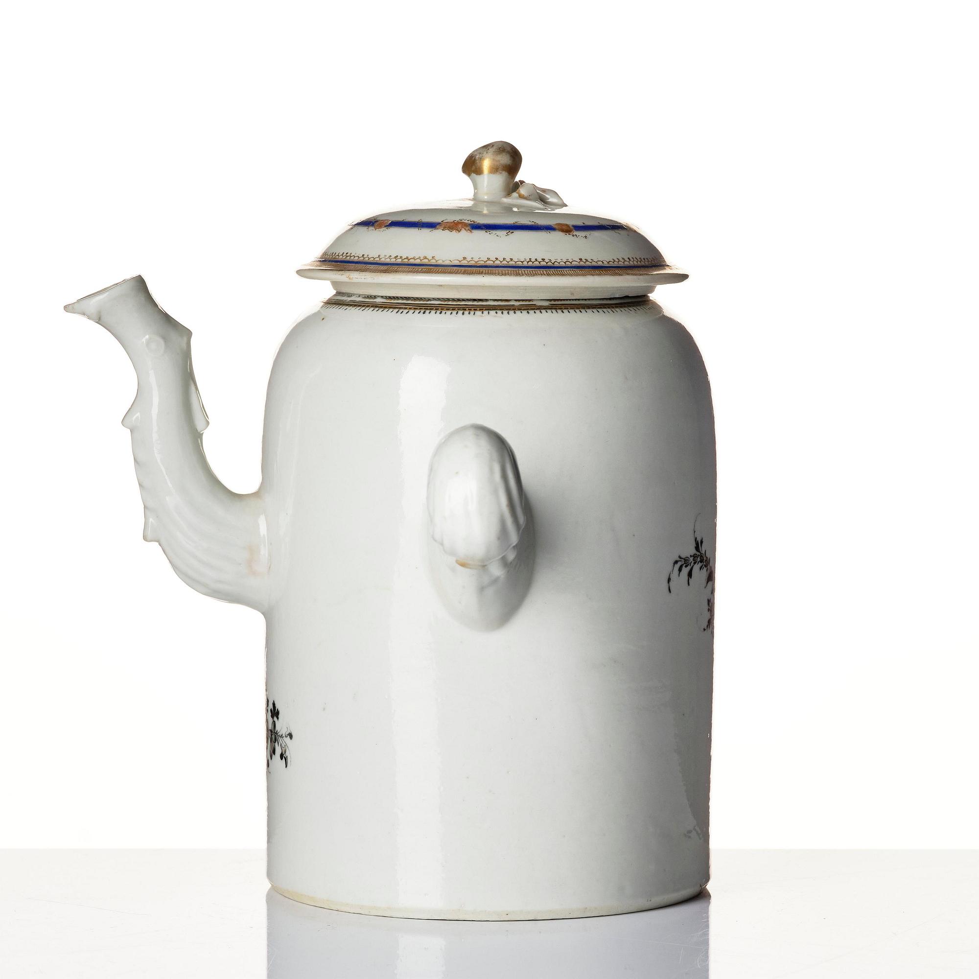 A set of 10 'European Subject' custard cups with covers and a coffeepot with cover, Qing dynasty, Jiaqing (1796-1820).
