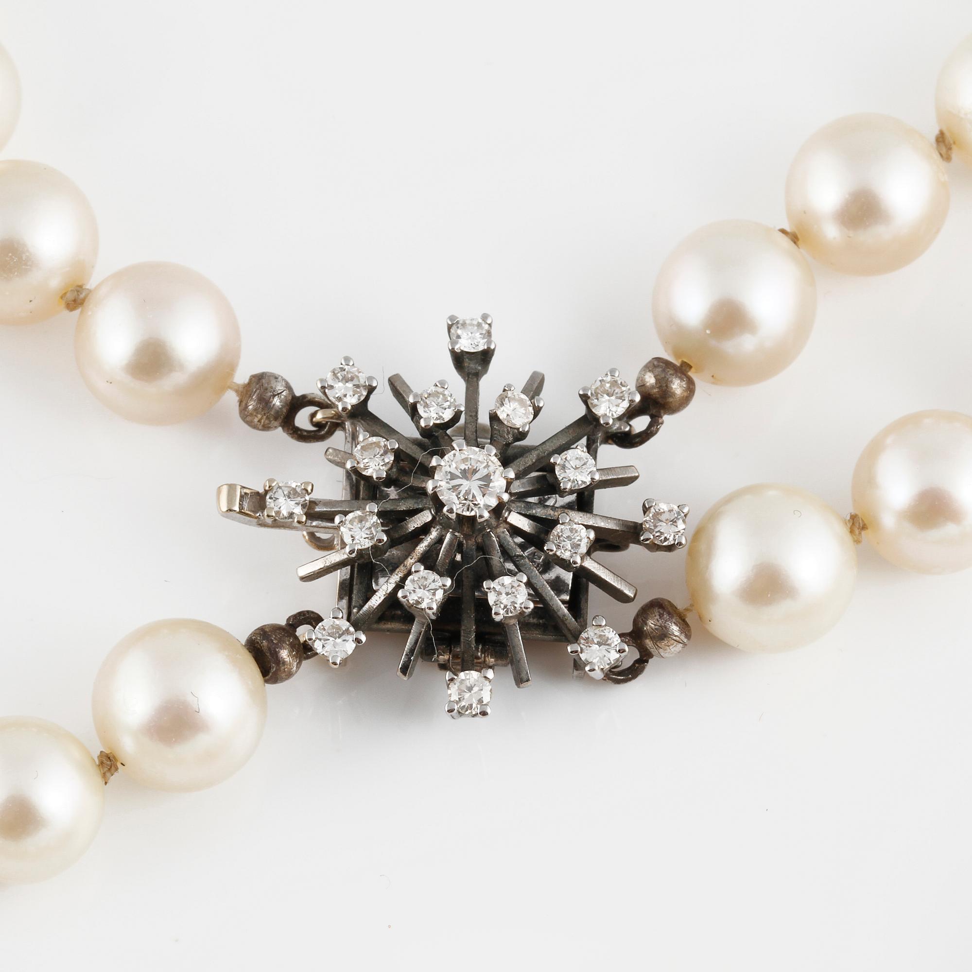 COLLIER, odlade pärlor med lås i 18K vitguld med briljantslipade diamanter ca 0.75 ct, utländska stämplar.