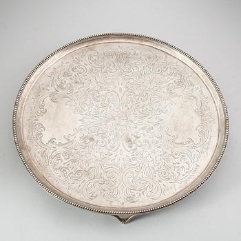 BRICKA, silver, sk salver, John Crouch & Thomas Hannam, London 1782. Vikt ca 1250 g.