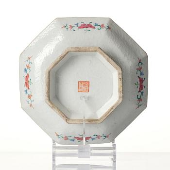 A octagonal 'trigram' dish, late Qing dynasty/around 1900.