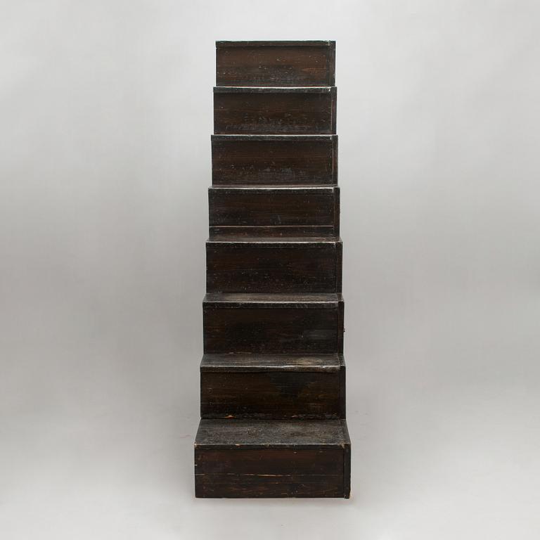 Byrå/Skåp så kallad "Step Tansu", cederträ, Japan, 1800-tal.