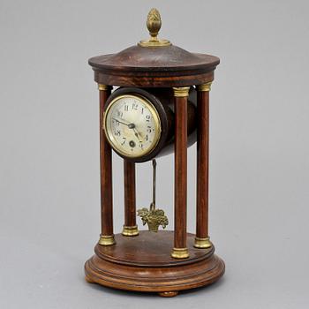 BORDSPENDYL, empirestil, 1900-talets första kvartal.