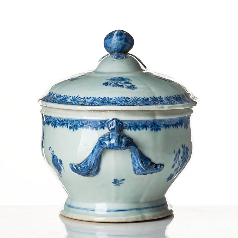 A blue and white tureen with cover and stand, Qing dynasty, Qianlong (1736-95).