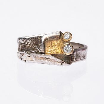 RING, sterlingsilver samt 18K guld med två briljantslipade diamanter.