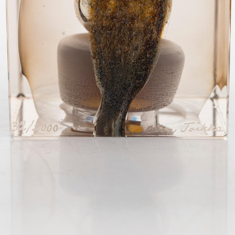 Oiva Toikka, årskub 1977, signerad Oiva Toikka, Nuutajärvi 1977, numrerad 32/2000.