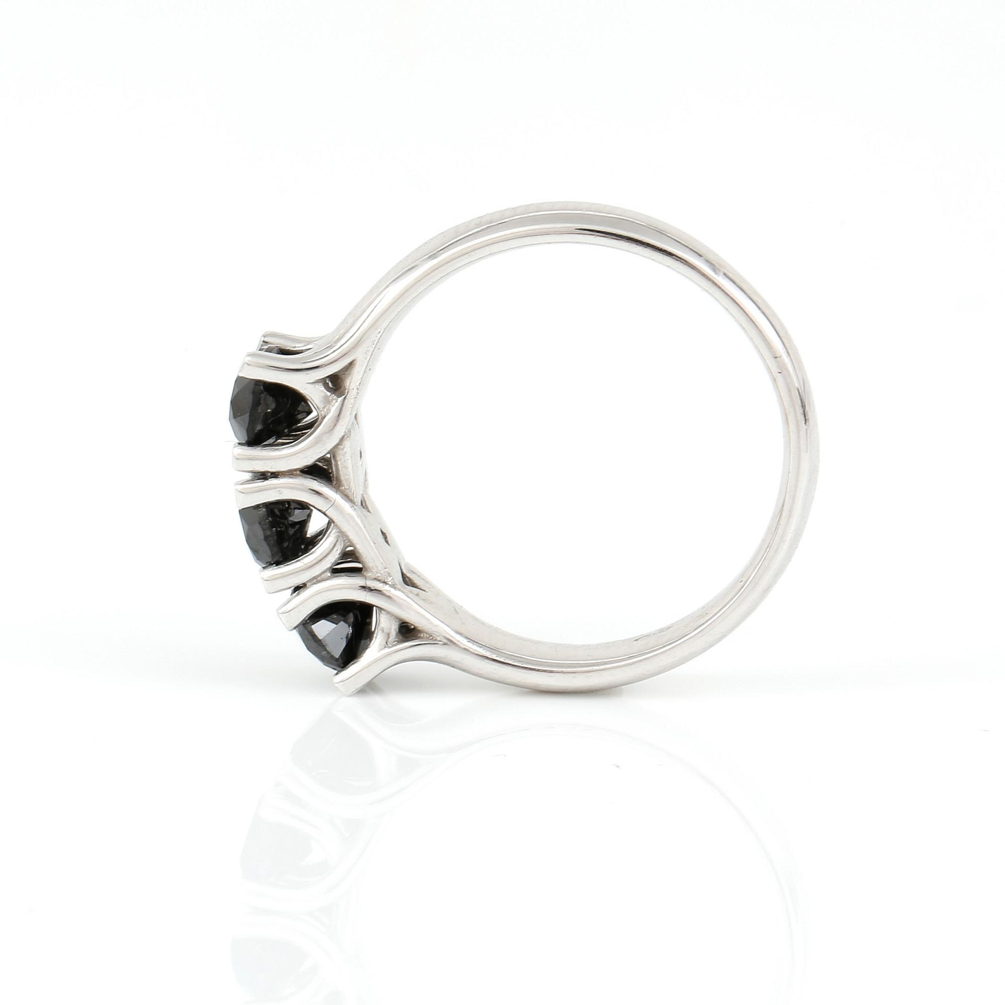 RING, 18K vitguld med svarta diamanter tot 0,99 ct. Vikt 4,65 gram.