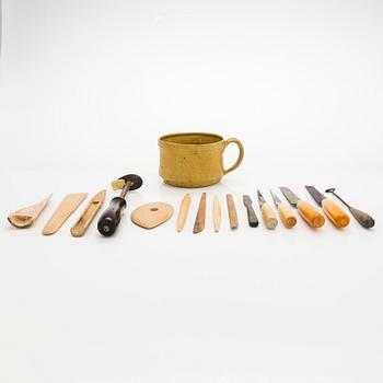 Kyllikki Salmenhaara, A signed KS stoneware mug and a set of 15 turning tools.