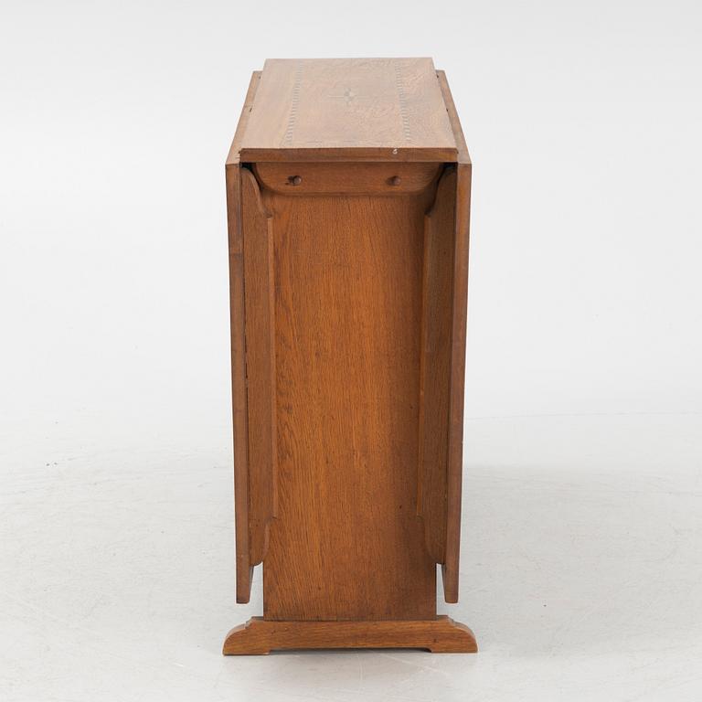 A gate-leg table, first half/mid 20th century.