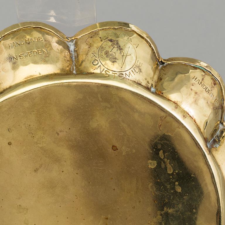 LARS HOLMSTRÖM, a brass tray and a set of 3 plates, from Arvika.