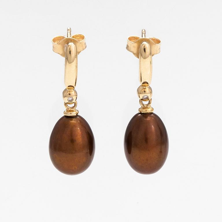 A pair of 14K gold earrings with cultured pearls and diamonds ca. 0.005 ct in total.